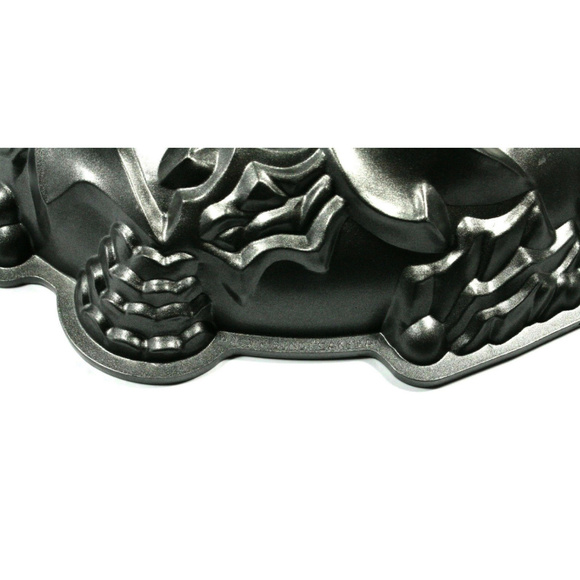 Nordicware Holiday Christmas Wreath Bundt Cake Pan - Picture 3 of 4